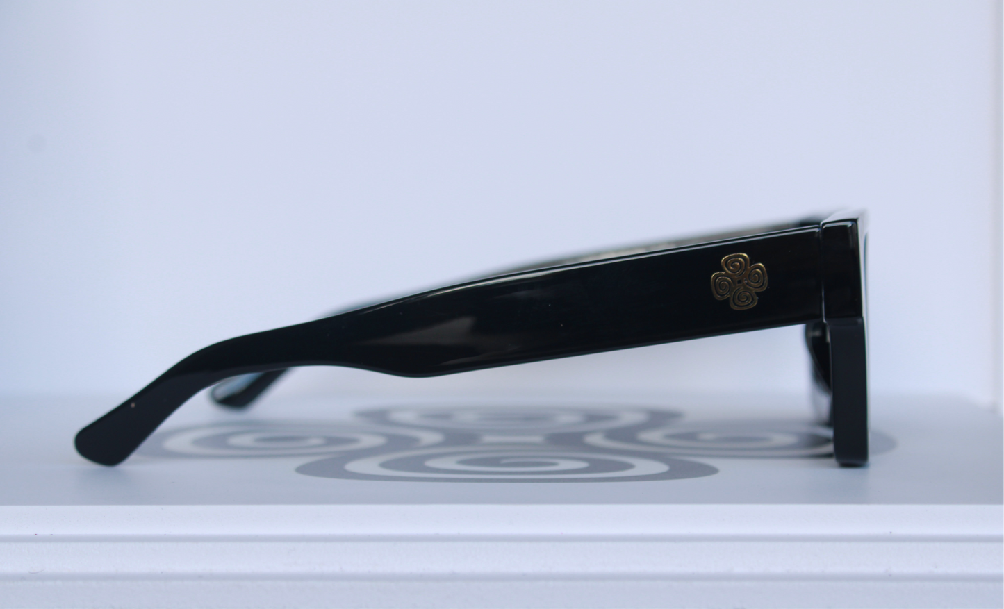 CLASSIC ZONNEBRIL ZWART/GOUD